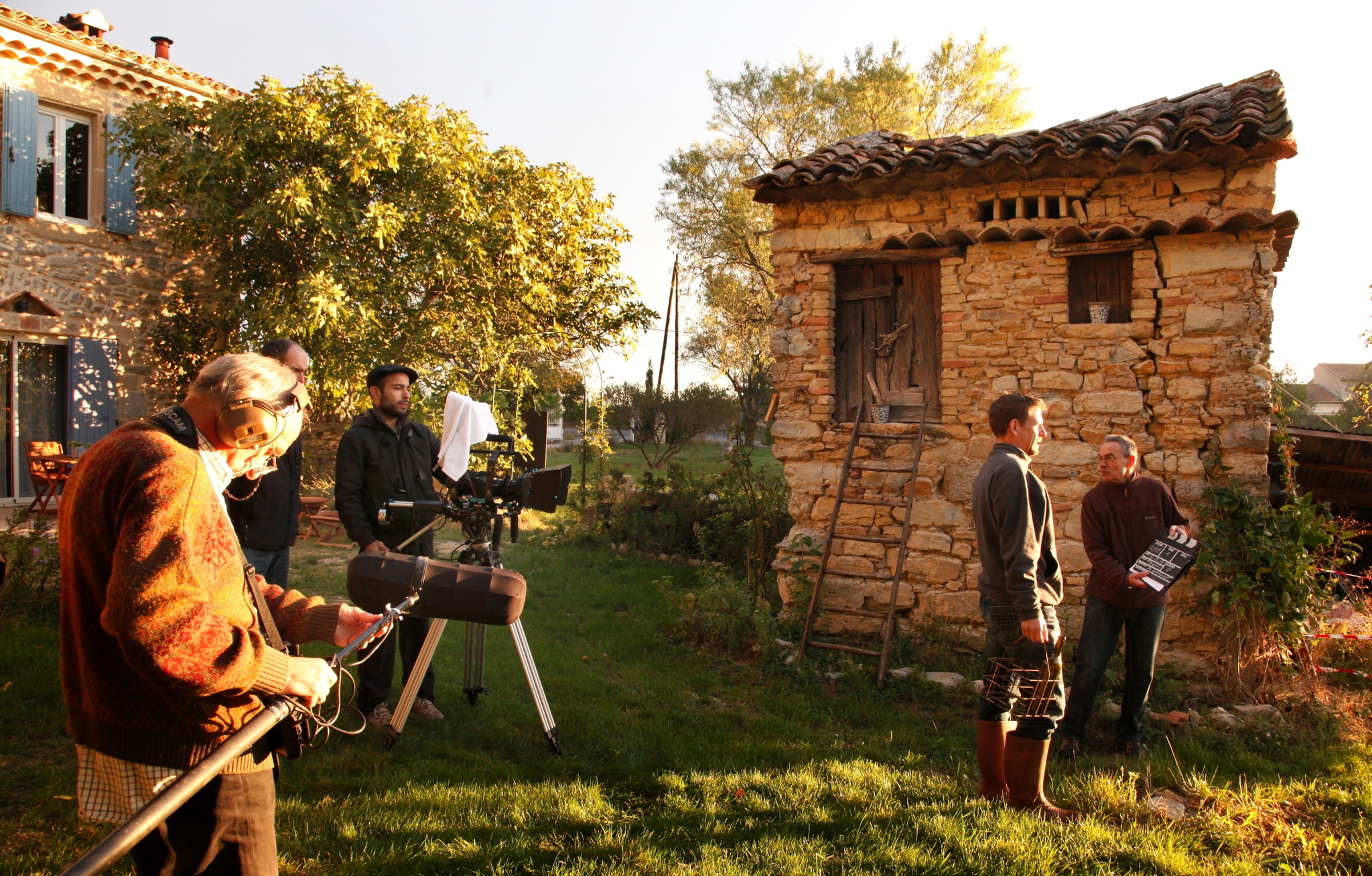 Tournage près d’un cabanon en pierre sèche, dans la lumière du soir.