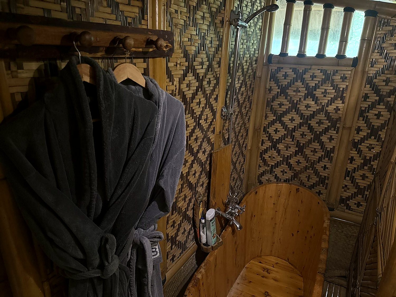 Salle de bain de la Maison Thaï 2 : baignoire en bois et douche
