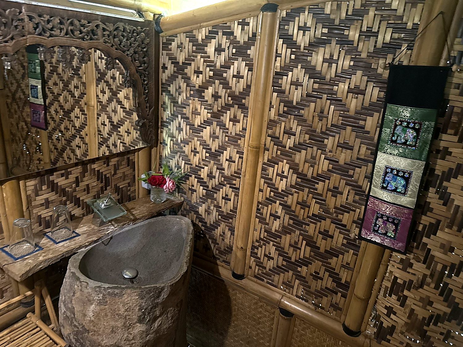 Salle de bain de la Maison Thaï 2 : vasque en pierre