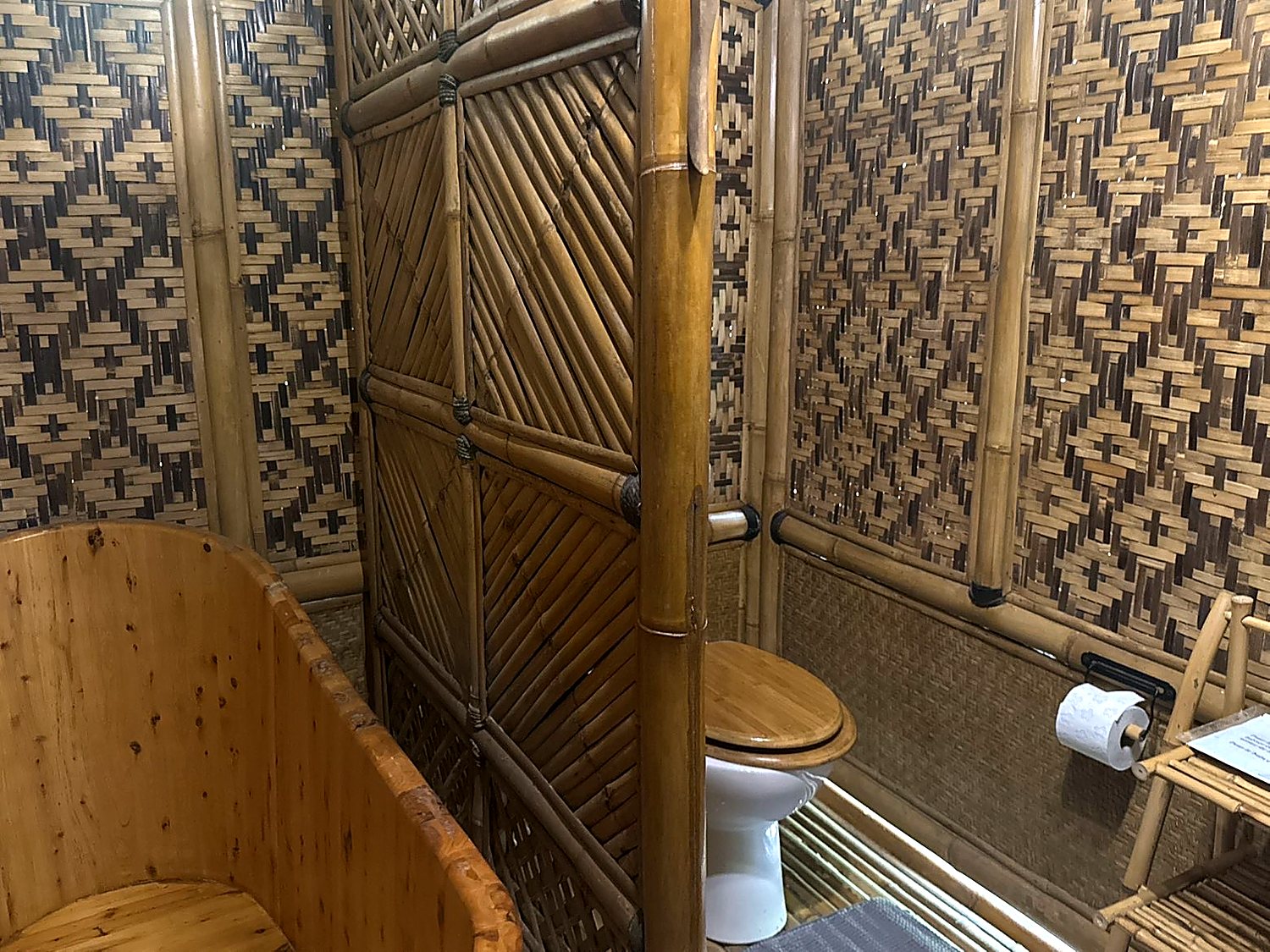 Salle de bain de la Maison Thaï 2 : baignoire en bois et coin toilette