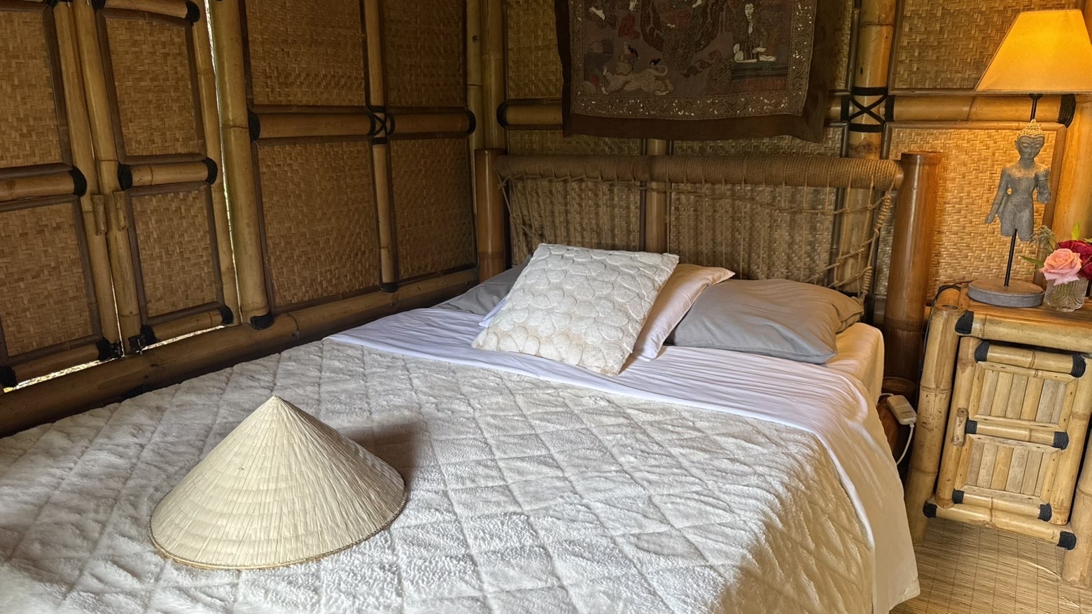 Lit en bambou de la Maison Thaï 1, décor thaï