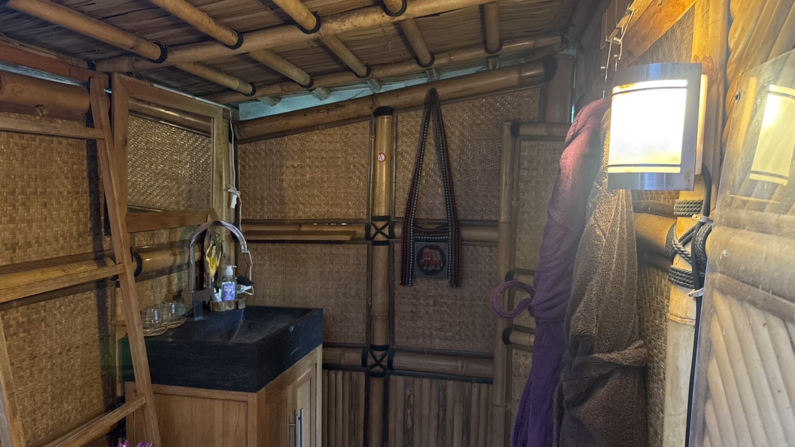 Salle de bain de la Maison Thaï 1 : vasque en pierre et parois en bambou
