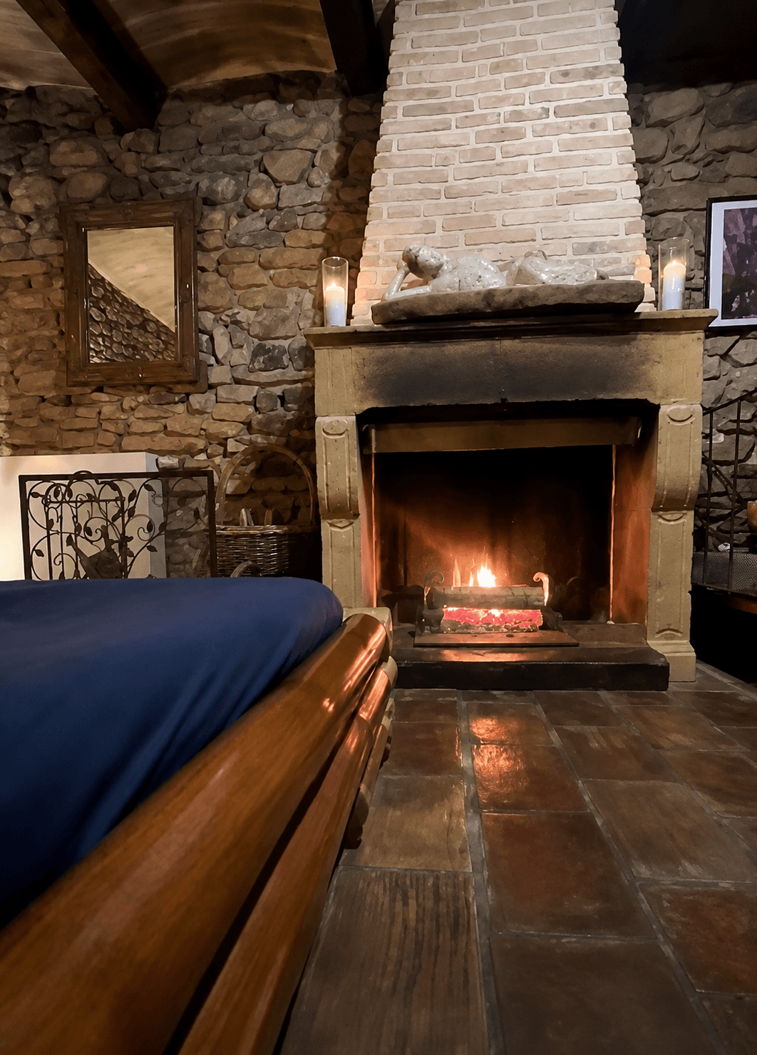 Cheminée en pierre allumée dans La Suite, disponible en hiver