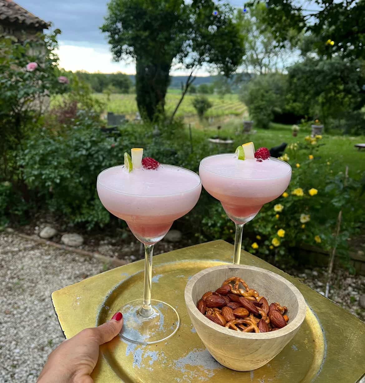 Deux cocktails maison servis face aux vignes du Mas d'Alphonse