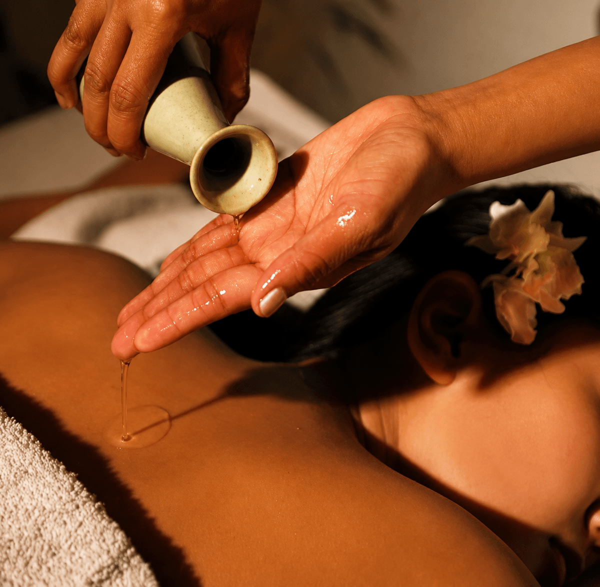 Massage à l'huile de coco au Mas d'Alphonse