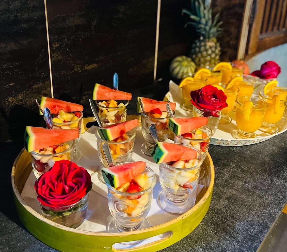 Verrines de fruits frais, pastèque et jus pressés du petit-déjeuner