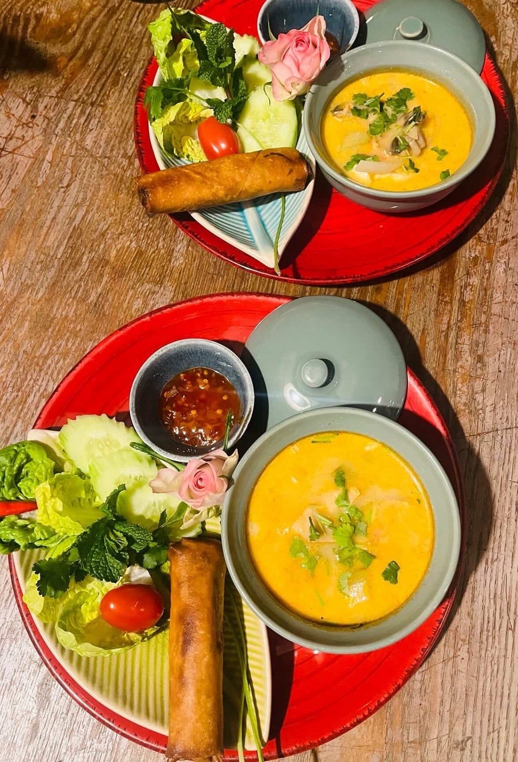 Nems croustillants et soupe de poulet à la citronnelle