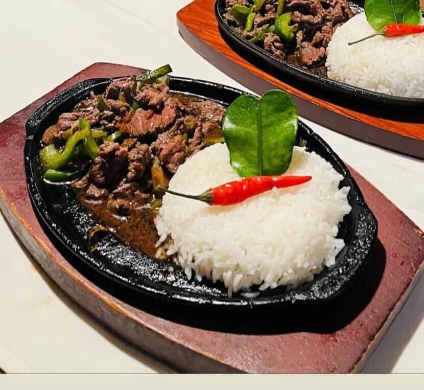 Bœuf saisi sur plancha au basilic thaï, servi avec du riz