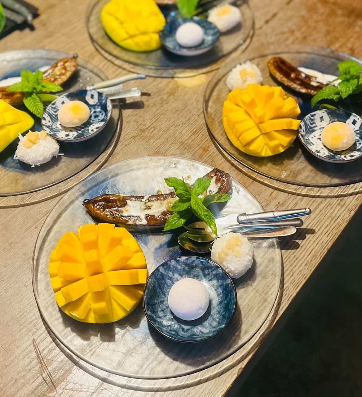 Mangue fraîche, boule de coco et banane caramélisée