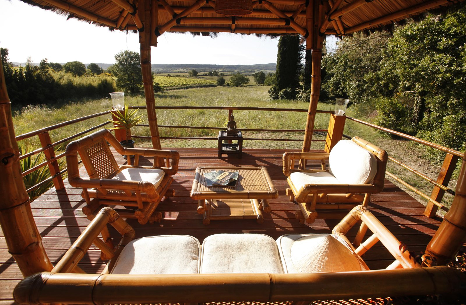 Terrasse en bambou de la Maison Thaï 1, vue sur les vignes