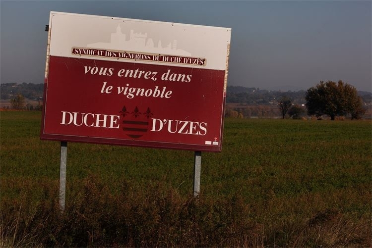 Panneau « Vous entrez dans le vignoble — Duché d'Uzès »
